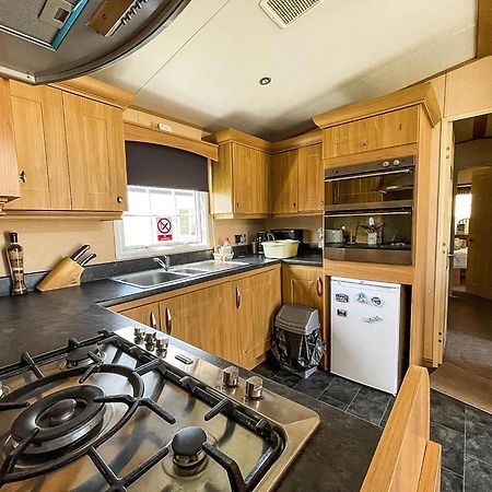 Lovely Caravan With Large Decking At Naze Marine Holiday Park Ref 17306Br Walton-on-the-Naze Luaran gambar
