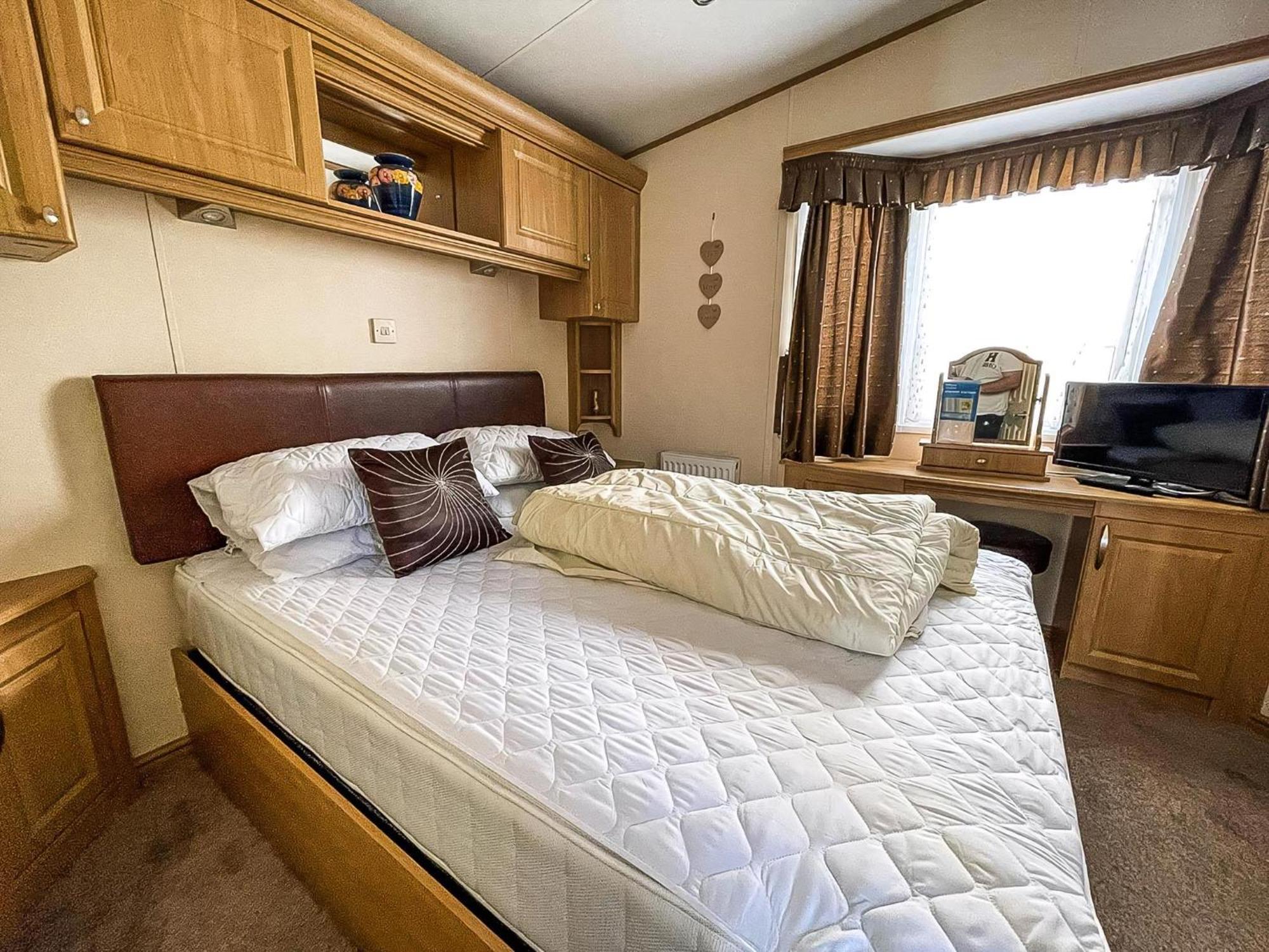 Lovely Caravan With Large Decking At Naze Marine Holiday Park Ref 17306Br Walton-on-the-Naze Luaran gambar