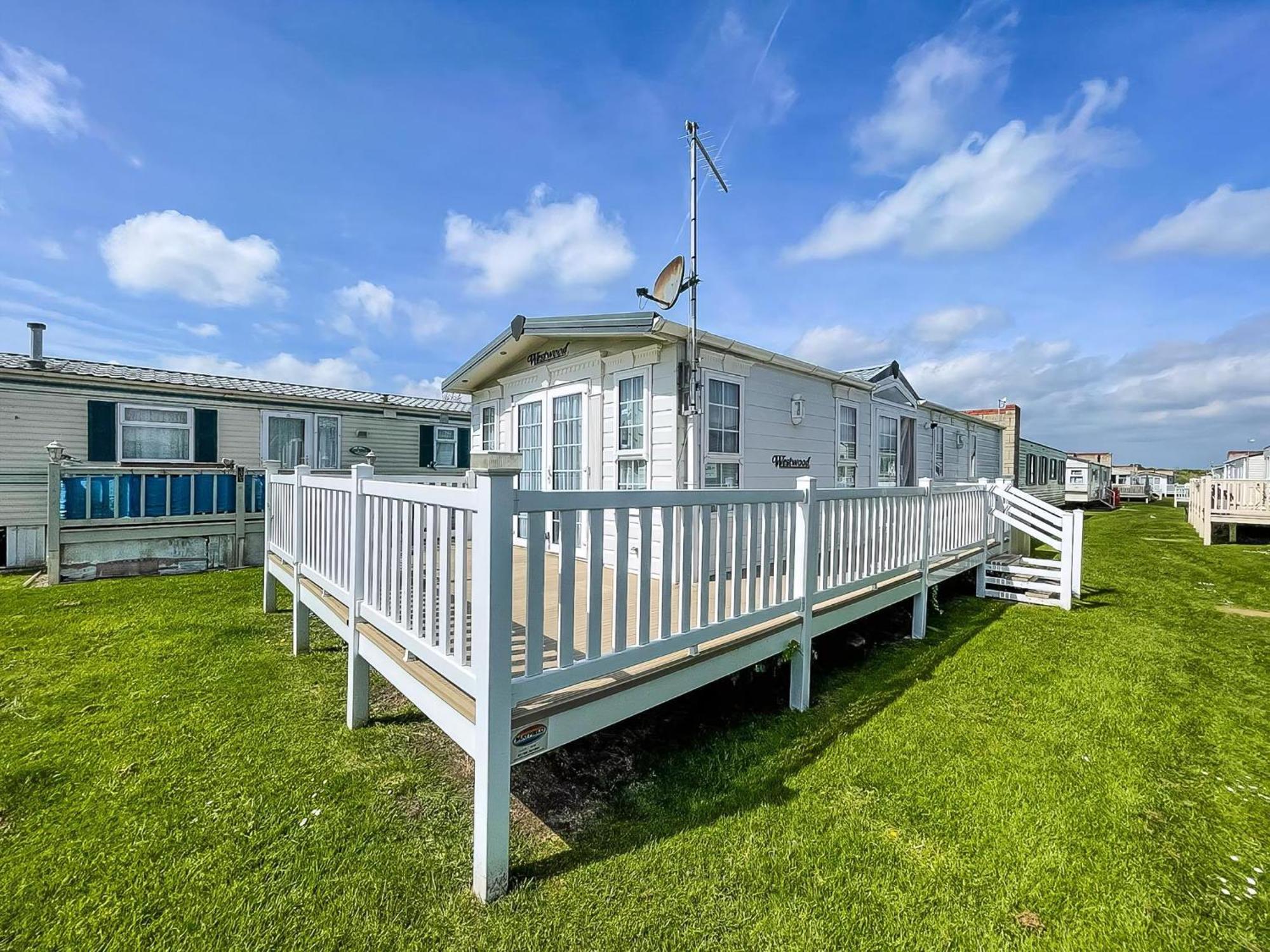 Lovely Caravan With Large Decking At Naze Marine Holiday Park Ref 17306Br Walton-on-the-Naze Luaran gambar